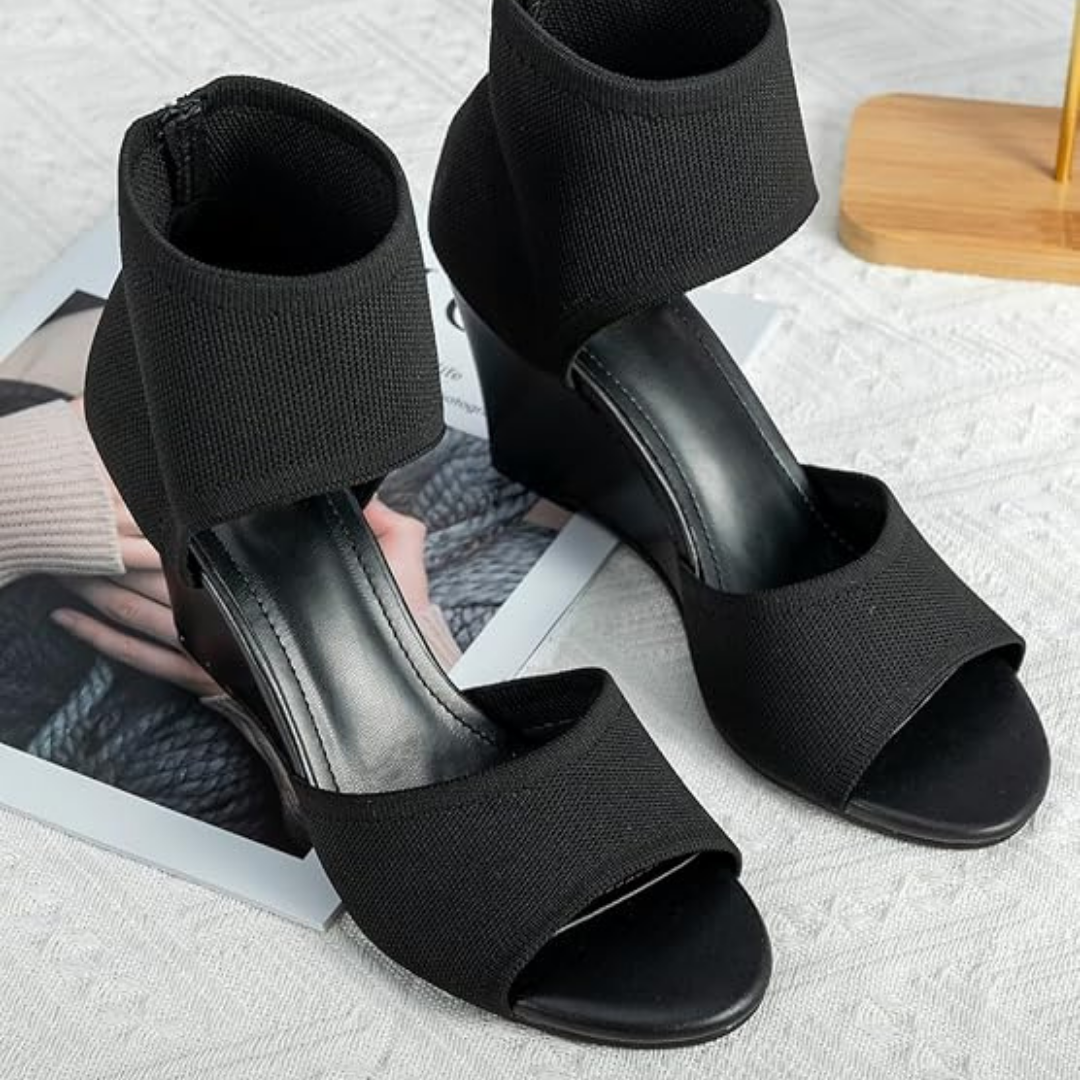 Schwarze Keilsandalen für Damen – elastischer Knöchelriemen und offenes Band